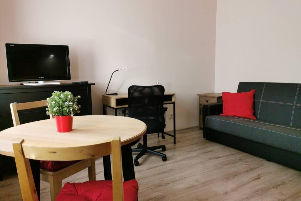 Little Big Red - Central Modern Studio Cracovie Extérieur photo